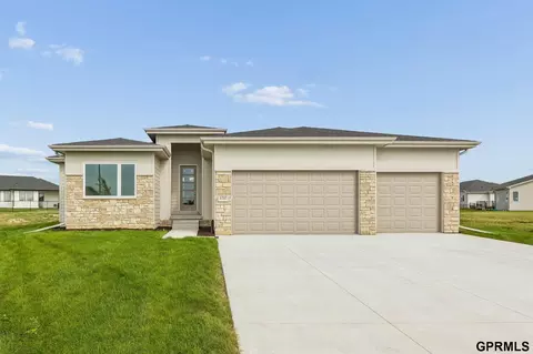 5707 Kestrel Pkwy, Elkhorn, NE 68022
