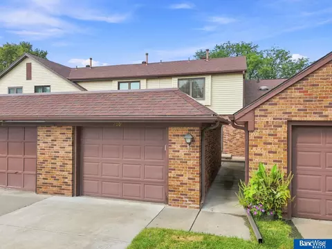7008 Shamrock Rd, Lincoln, NE 68506