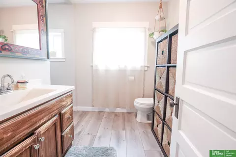 Bath - 641 E 9th St, York, NE 68467 photo 2 of 8