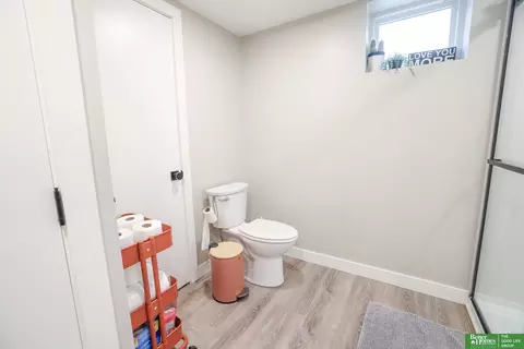 Bath - 641 E 9th St, York, NE 68467 photo 6 of 8