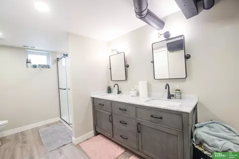 Bath - 641 E 9th St, York, NE 68467 photo 5 of 8