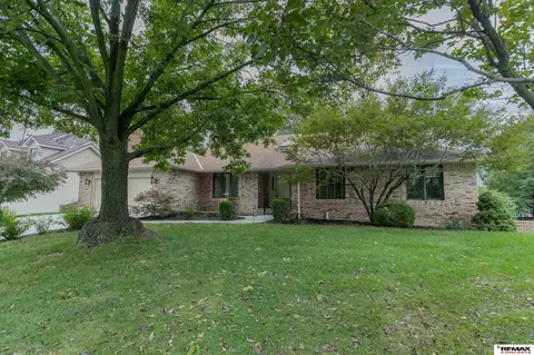 8239 Dorset Dr, Lincoln, NE 68510