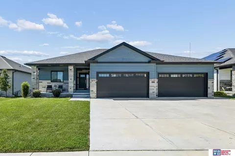 8737 S 83rd Ct, Lincoln, NE 68516