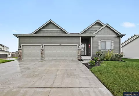 10622 Flint Dr, Papillion, NE 68046