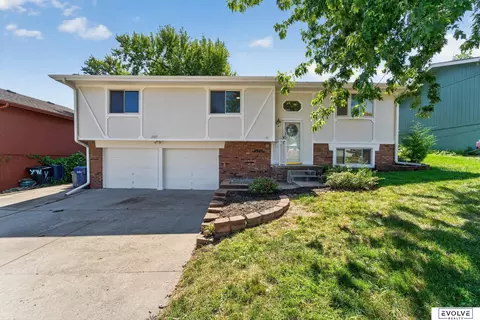 2103 Whitted Dr, Bellevue, NE 68123