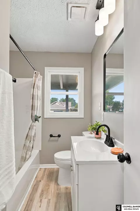 Bath - 200 N 18th St, Beatrice, NE 68310 photo 3 of 4