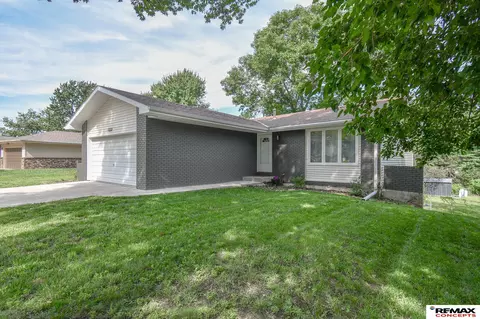 5616 Dogwood Dr, Lincoln, NE 68516