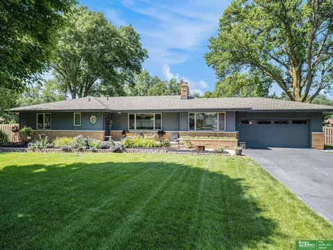 Exterior - 11418 Pierce St, Omaha, NE 68144 photo 2 of 5
