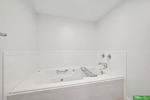 Bath - 11418 Pierce St, Omaha, NE 68144 photo 3 of 4