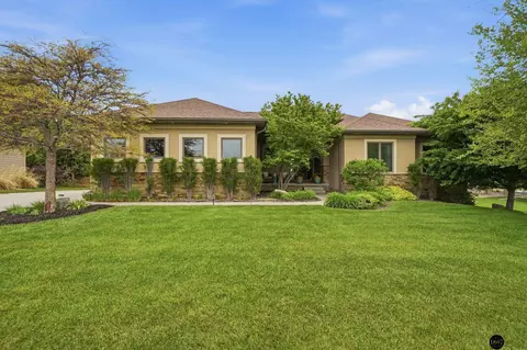 9650 Cotswold Ln, Lincoln, NE 68526