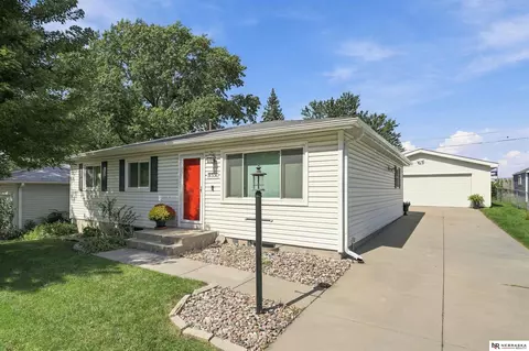 8330 Chestnut Ln, Lincoln, NE 68510