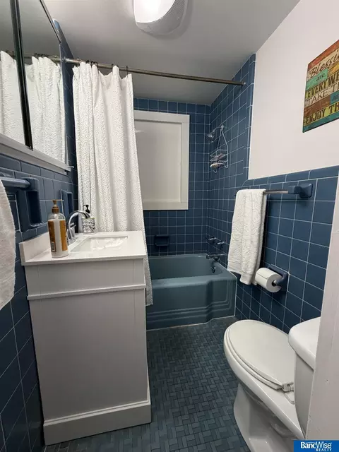 Bath - 1002 N E St, Fairfield, NE 68938 photo 4 of 8