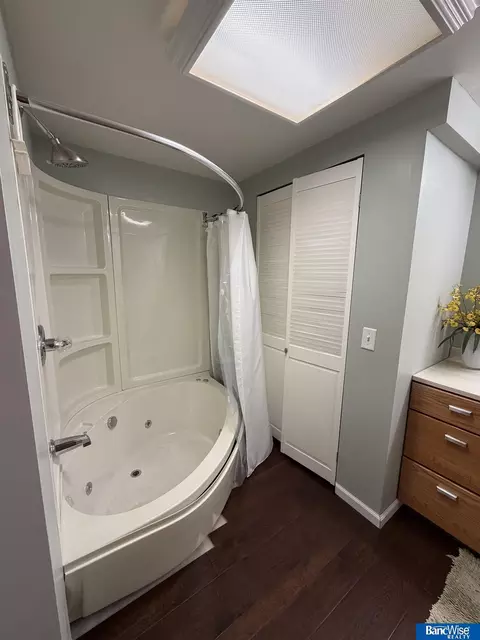 Bath - 1002 N E St, Fairfield, NE 68938 photo 3 of 8
