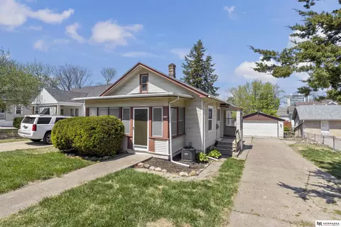 4504 Mayberry St, Omaha, NE 68106