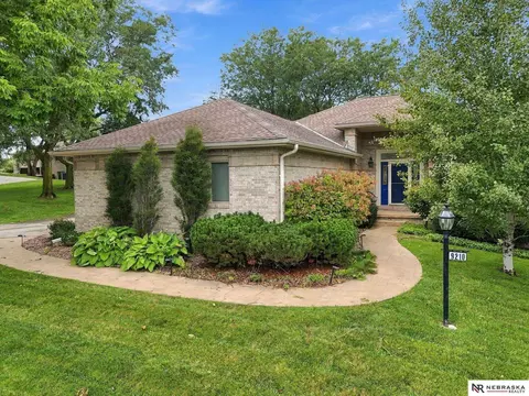 9210 Pioneer Ct, Lincoln, NE 68520