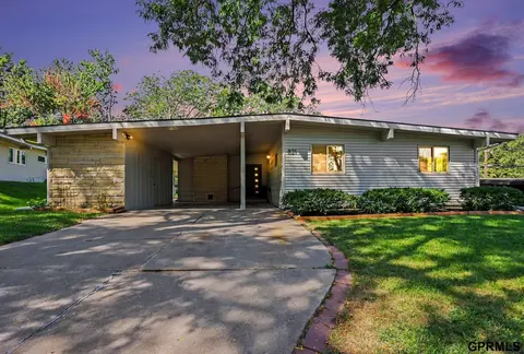821 Mulder Dr, Lincoln, NE 68510
