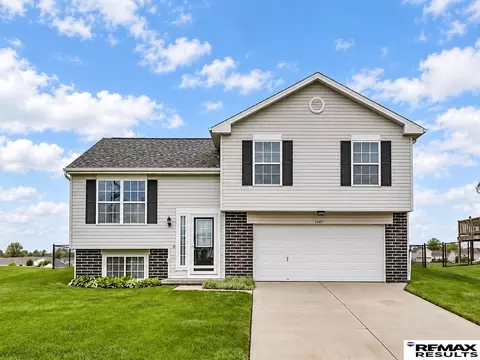 14412 Canyon Dr, Bellevue, NE 68123