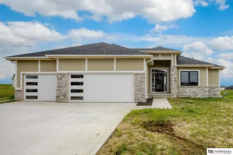 8712 Legacy St, Papillion, NE 68046