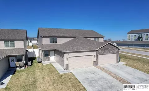 5006 W Hillsboro Dr, Lincoln, NE 68528