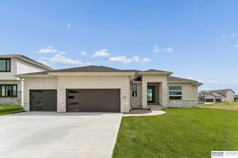 6207 N 209th St, Elkhorn, NE 68022