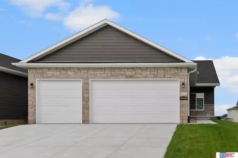 10730 Majestic Ln, Lincoln, NE 68527