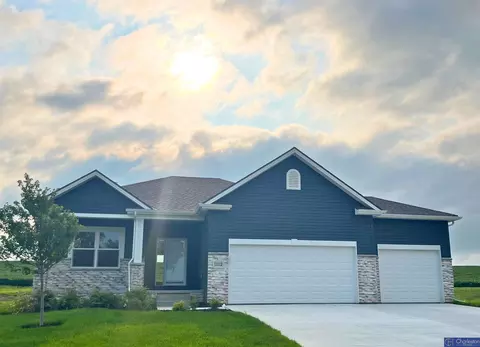 5006 Kestrel Pkwy, Elkhorn, NE 68022