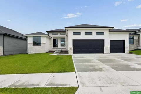 5811 N 197th St, Elkhorn, NE 68022