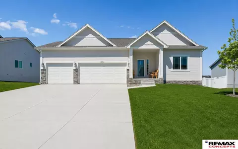 12104 S 107th Ave, Papillion, NE 68046