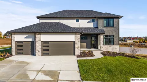8966 Von St, Papillion, NE 68046