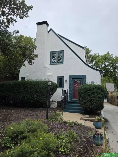 2012 N 52nd St, Omaha, NE 68104