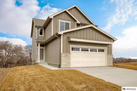 11310 Portage Cir, Papillion, NE 68046