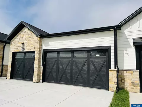 9127 Hillcrest Trl, Lincoln, NE 68520