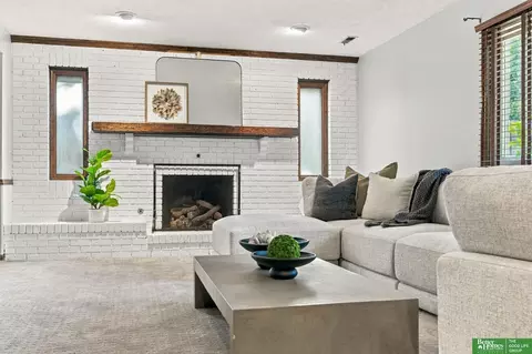 Living - 910 Wolf Ln, Bellevue, NE 68005 photo 5 of 10