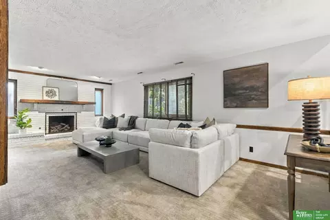 Living - 910 Wolf Ln, Bellevue, NE 68005 photo 2 of 10
