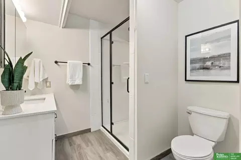 Bath - 910 Wolf Ln, Bellevue, NE 68005 photo 2 of 6