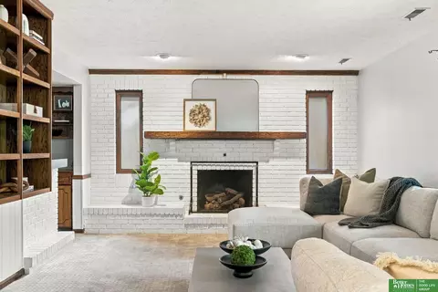 Living - 910 Wolf Ln, Bellevue, NE 68005 photo 4 of 10