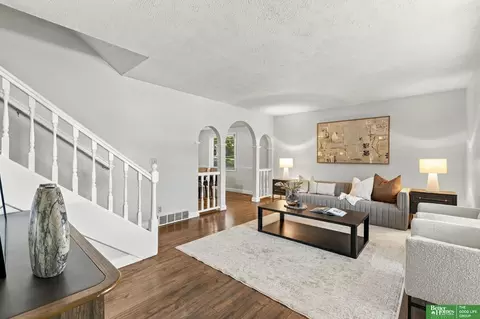 Living - 910 Wolf Ln, Bellevue, NE 68005 photo 8 of 10