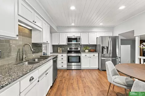 Kitchen - 910 Wolf Ln, Bellevue, NE 68005 photo 5 of 5