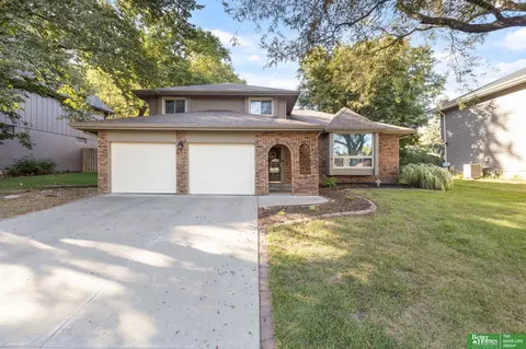 Exterior - 910 Wolf Ln, Bellevue, NE 68005 photo 4 of 10