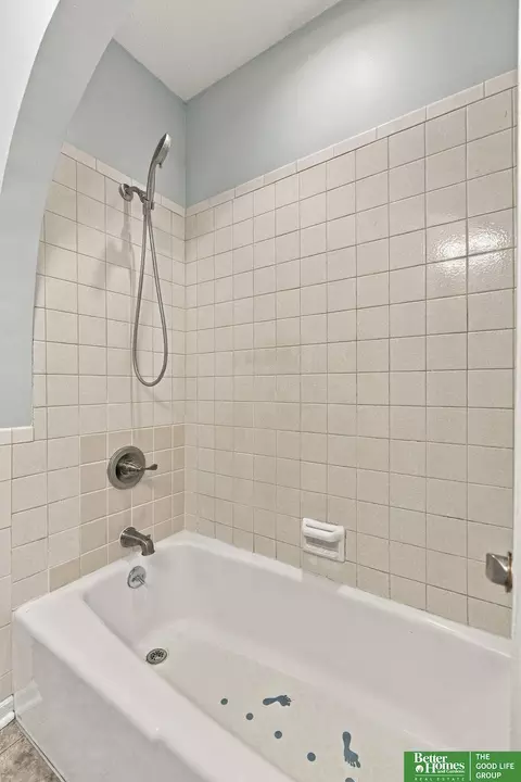 Bath - 910 Wolf Ln, Bellevue, NE 68005 photo 6 of 6