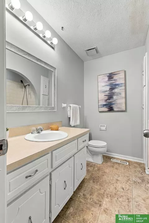 Bath - 910 Wolf Ln, Bellevue, NE 68005 photo 5 of 6