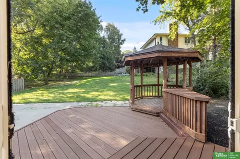 Exterior - 910 Wolf Ln, Bellevue, NE 68005 photo 6 of 10