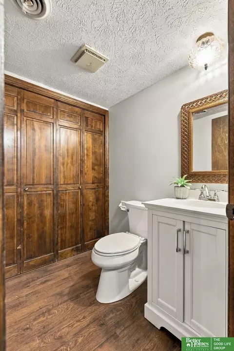 Bath - 910 Wolf Ln, Bellevue, NE 68005 photo 1 of 6