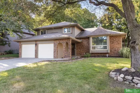 Exterior - 910 Wolf Ln, Bellevue, NE 68005 photo 2 of 10