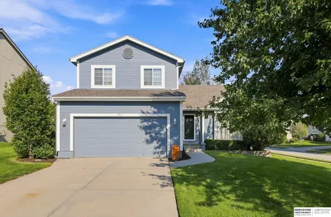 1711 Southview Dr, Papillion, NE 68046