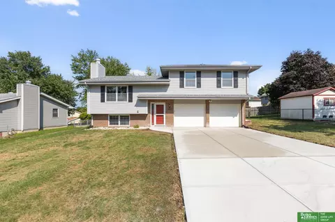 15107 Versaille St, Bellevue, NE 68123
