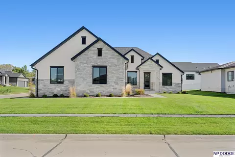 8909 Appaloosa Ln, Lincoln, NE 68520