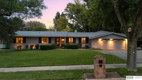 9936 Essex Dr, Omaha, NE 68114