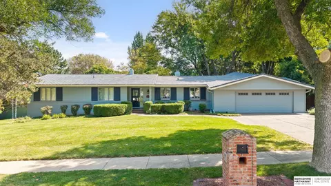 9936 Essex Dr, Omaha, NE 68114