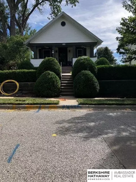 6015 Hickory St, Omaha, NE 68106